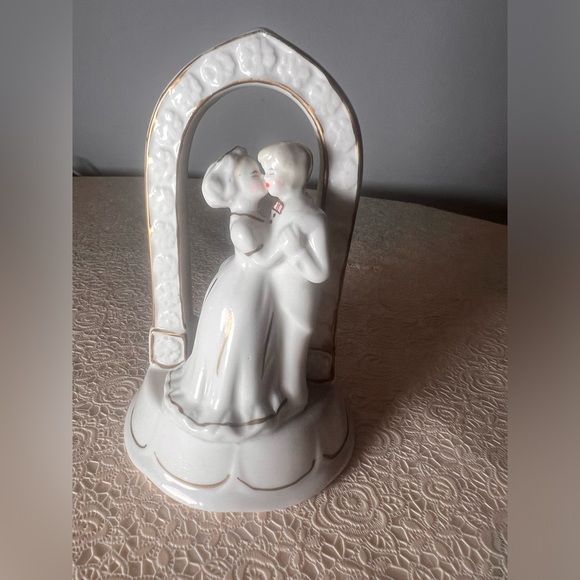 CERAMIC BRIDE & GROOM WEDDING CAKE TOPPER.NEW - Picture 1 of 6